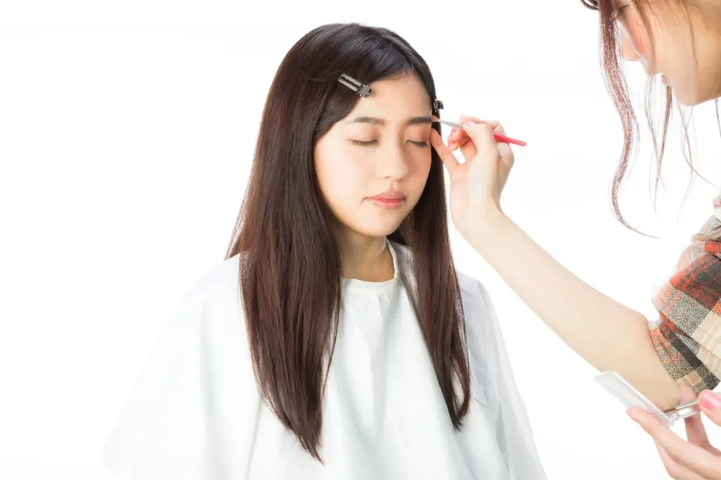 プロに頼むのもアリ?サロンでの眉毛カットとは